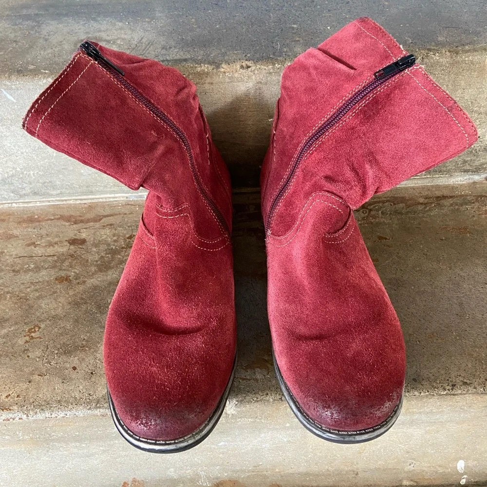 Earth Women's Burgundy Suede Ankle Boots - Picture 2 of 8
